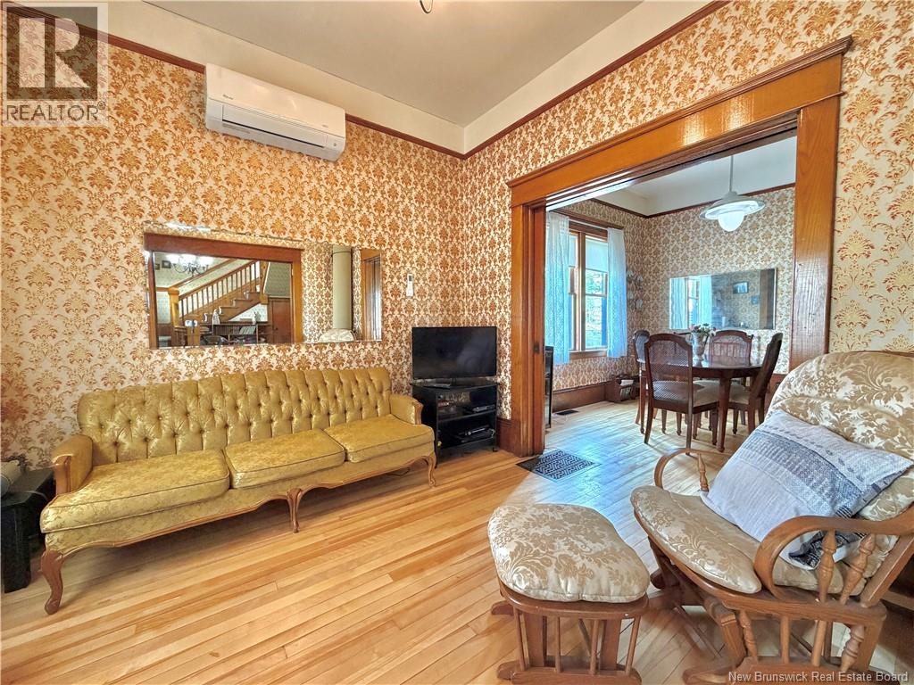539 Queen St Property Photo 11