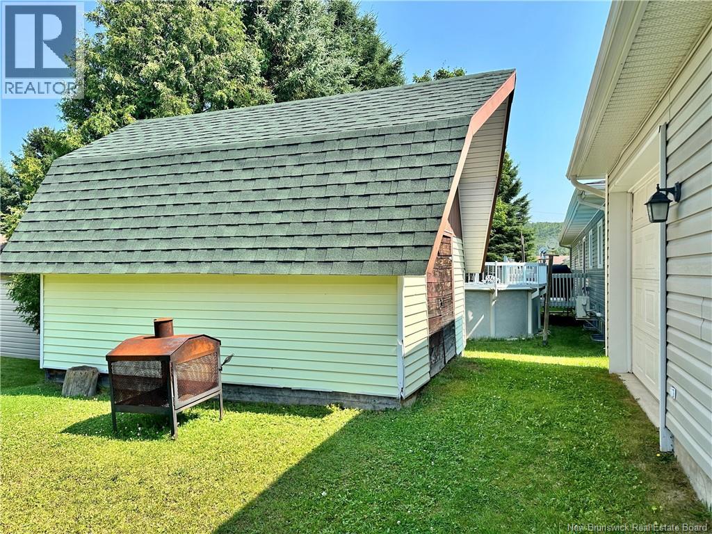 12 Léonard Street Property Photo 35