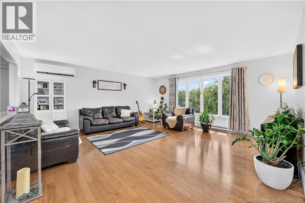 81 Queensway Drive Property Photo 3