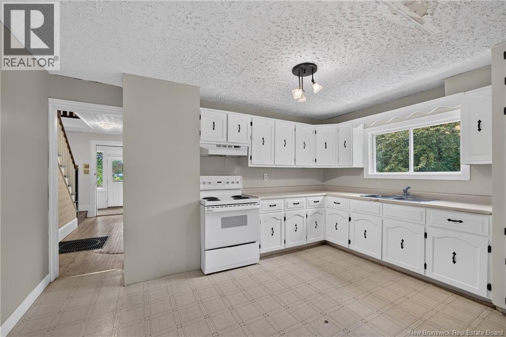 877 Barker Street Property Photo 4