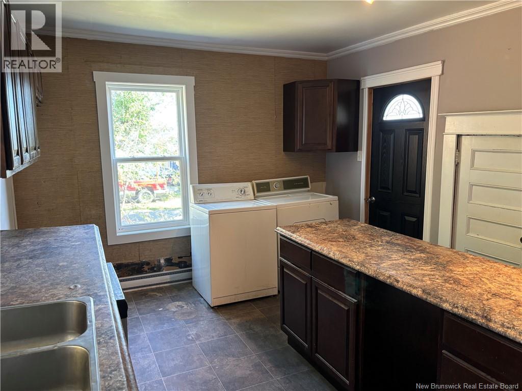 560 Queen Street Property Photo 8