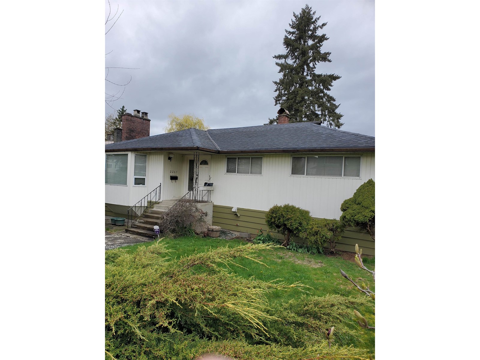 2261 Hawthorne Avenue Property Photo 1