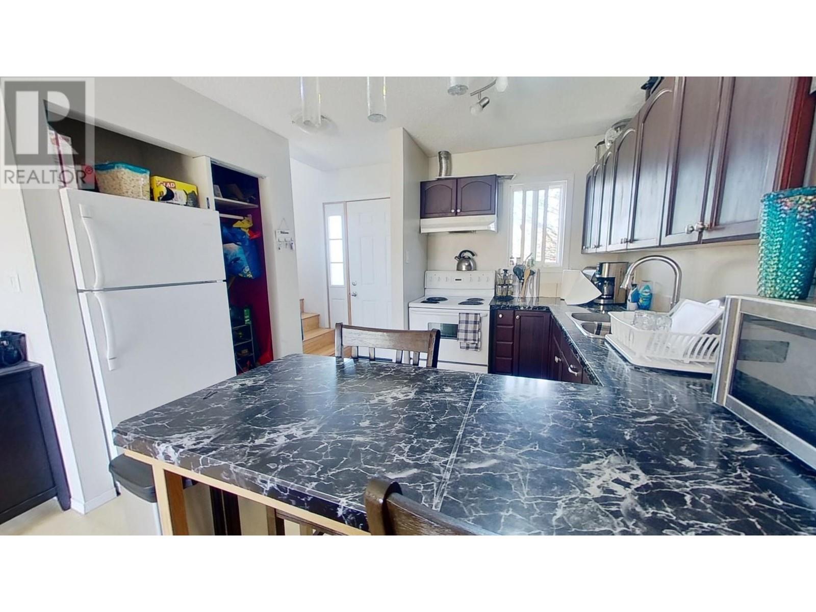 9807 97 Street Property Photo 6