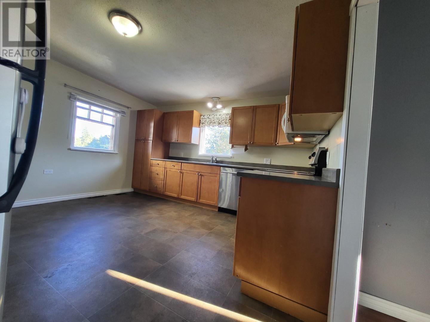424 Bowron Avenue Property Photo 9