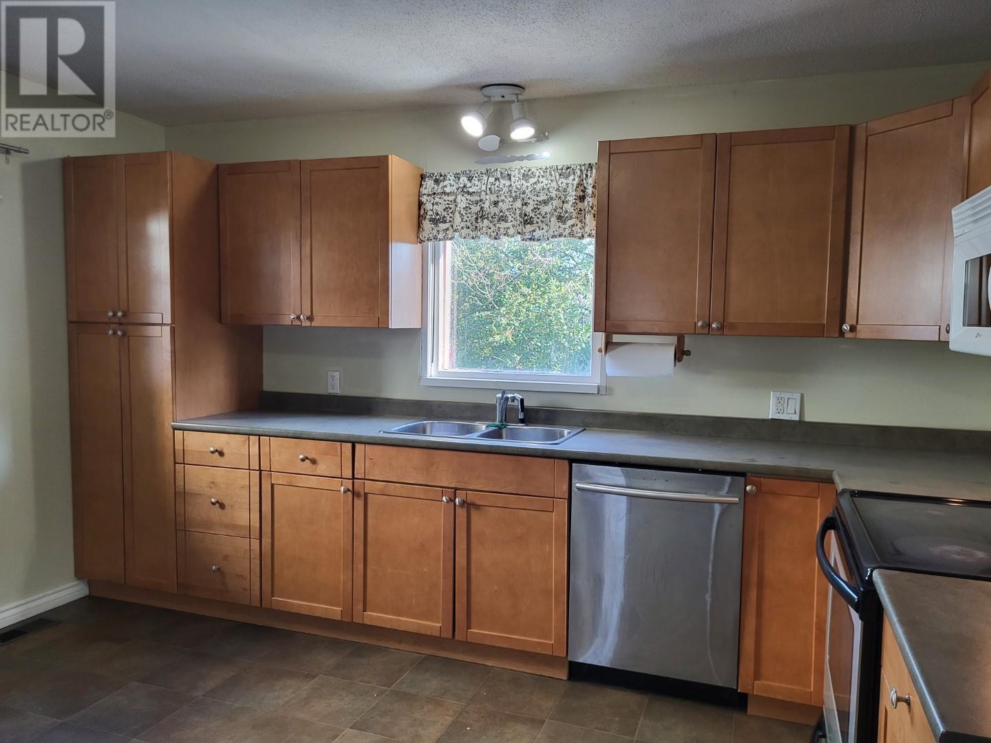 424 Bowron Avenue Property Photo 10