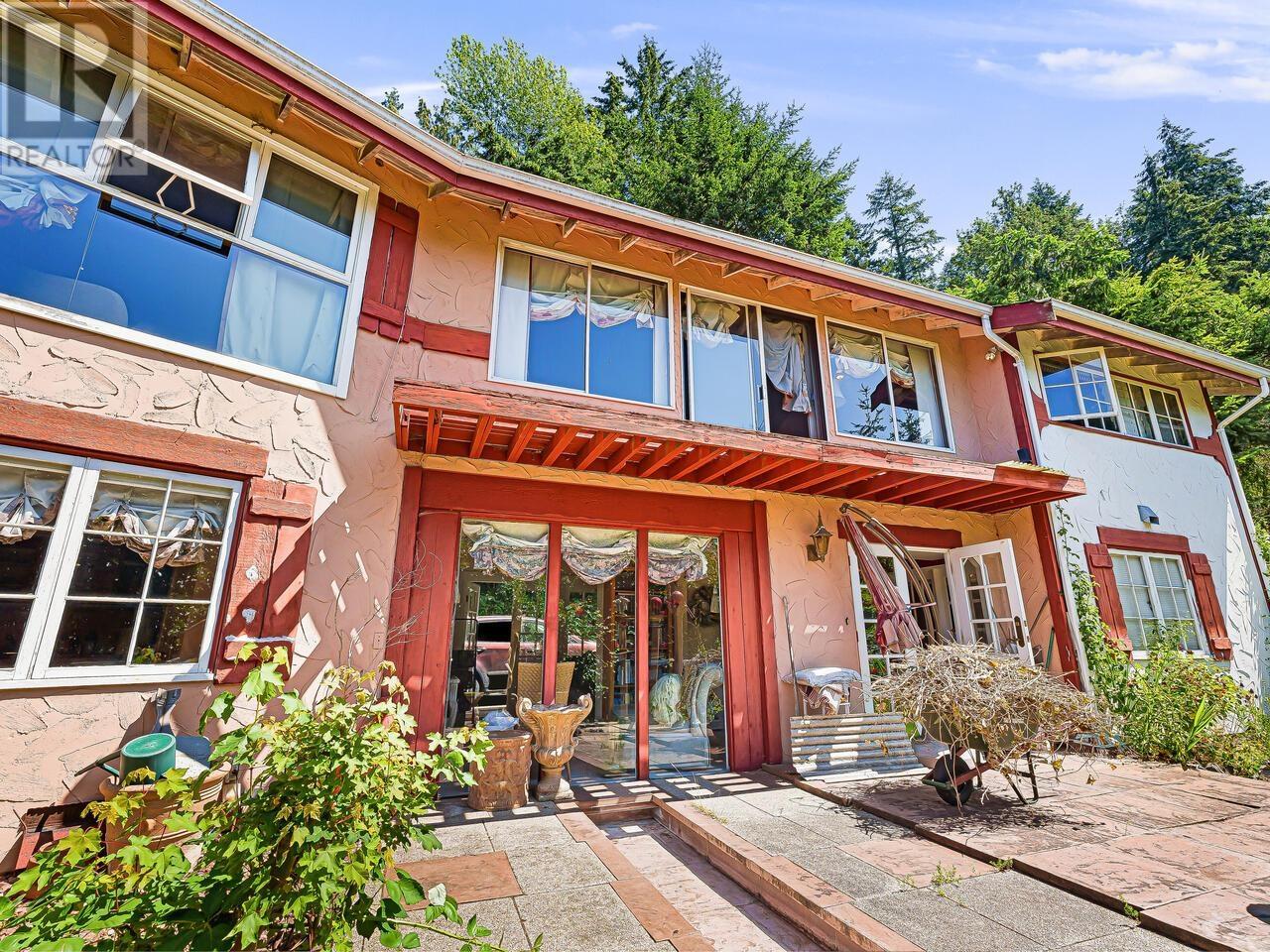 35 Lions Bay Avenue Property Photo 1