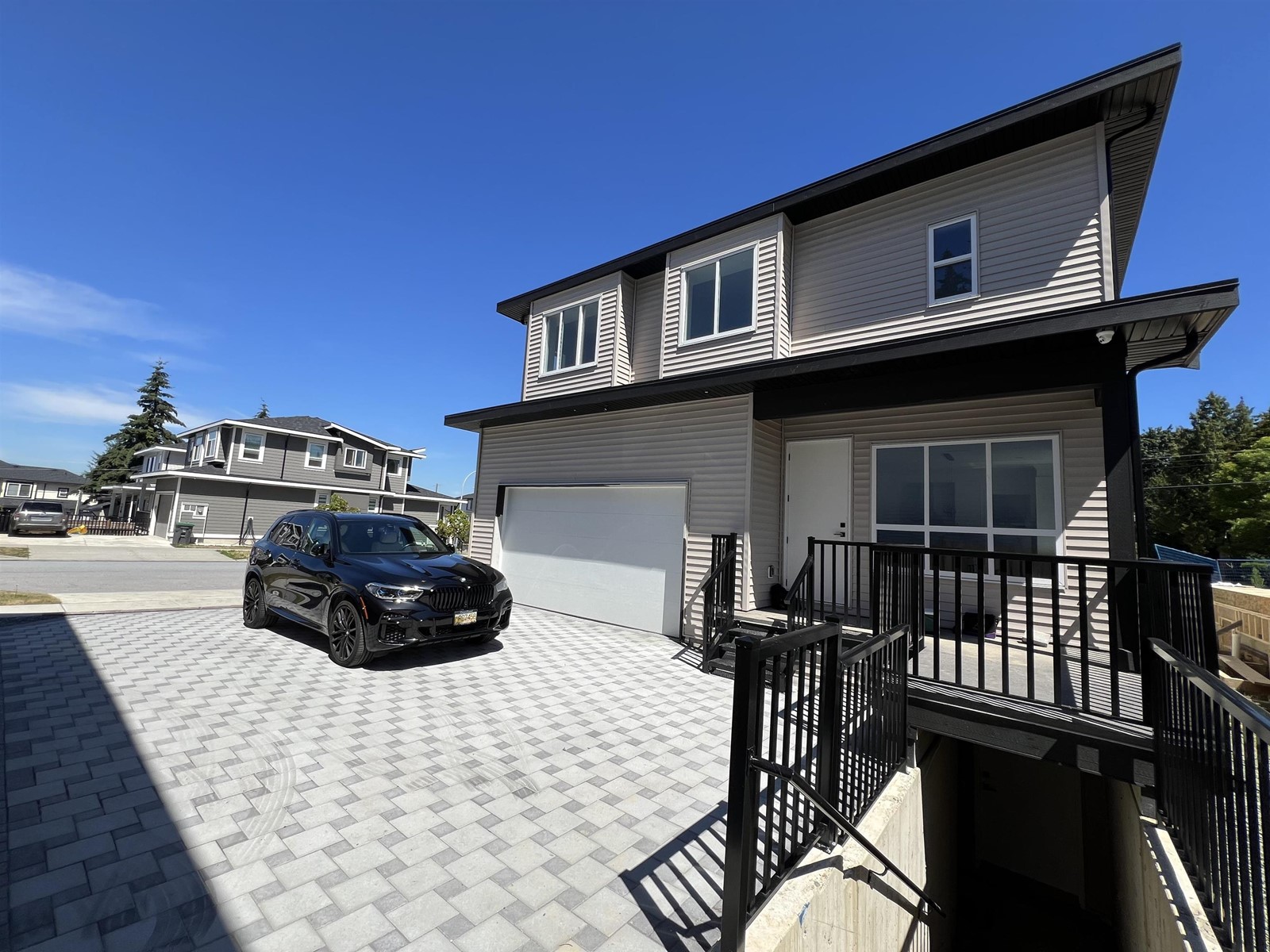 5949 142 Street Property Photo 3