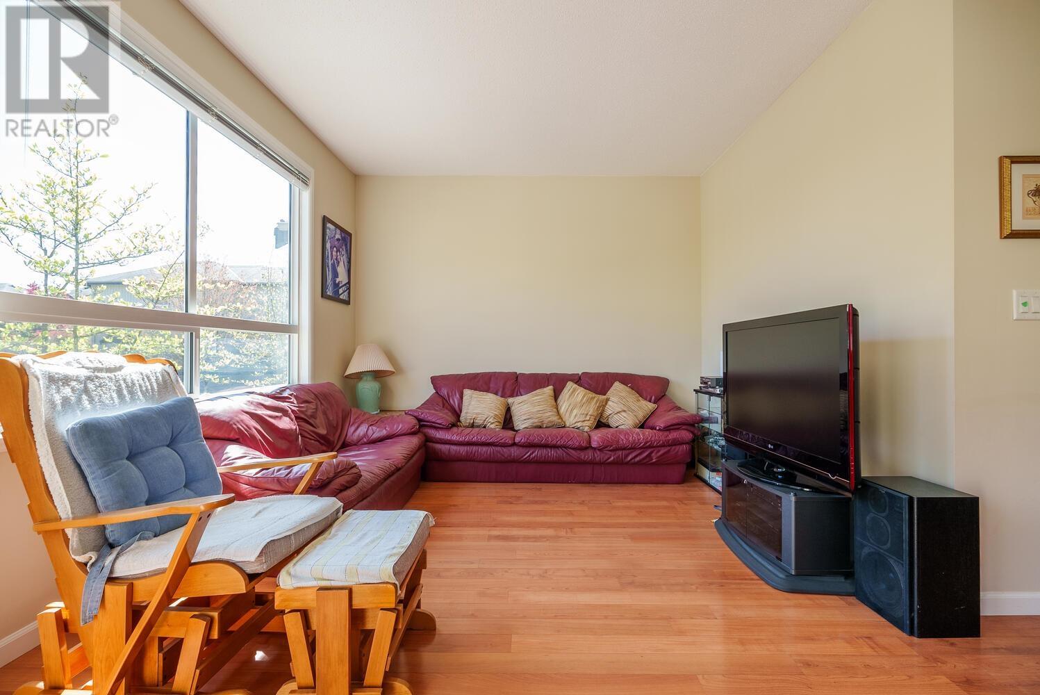 19 3127 Skeena Street Property Photo 2