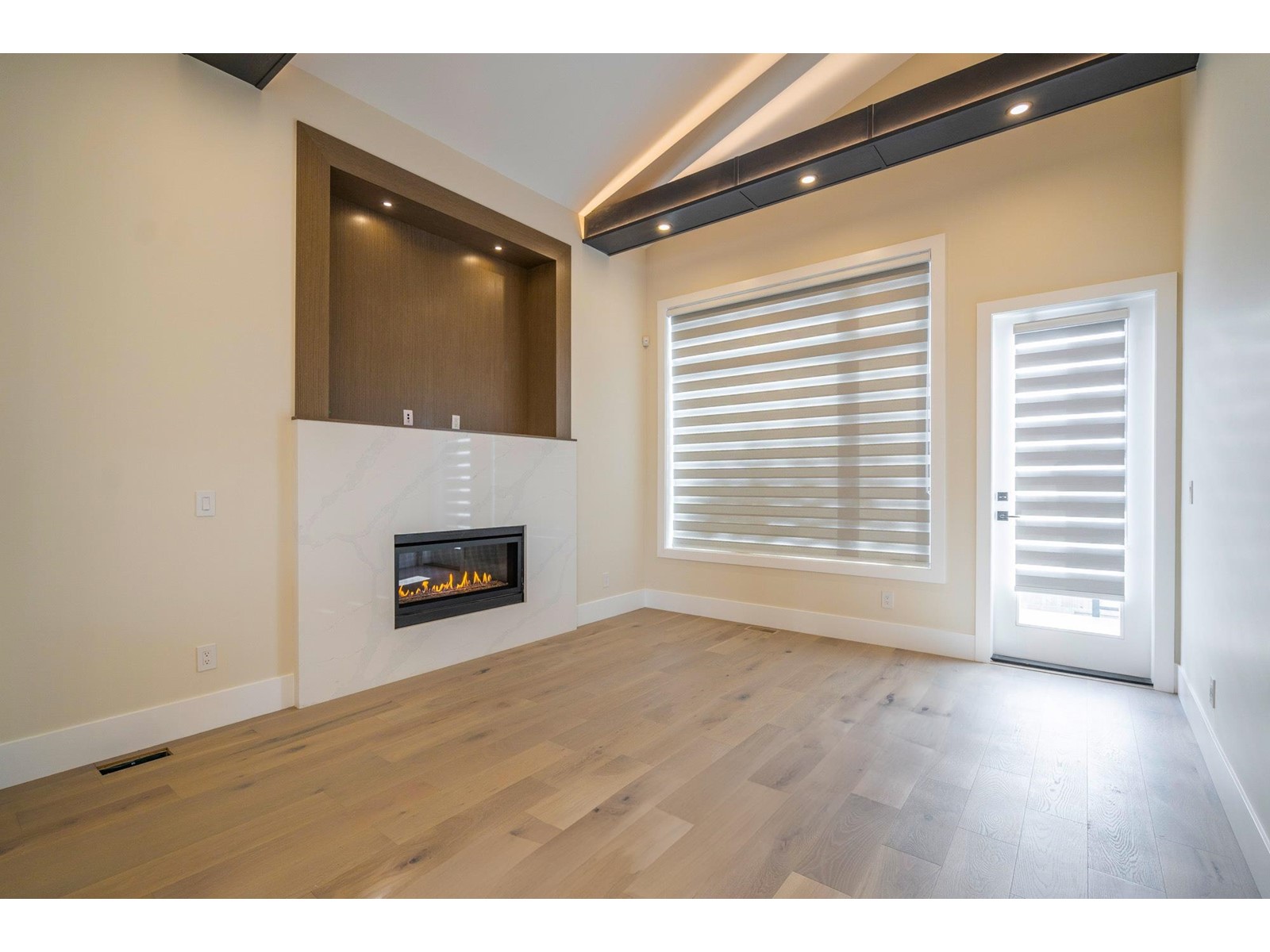 16548 22 Avenue Property Photo 6