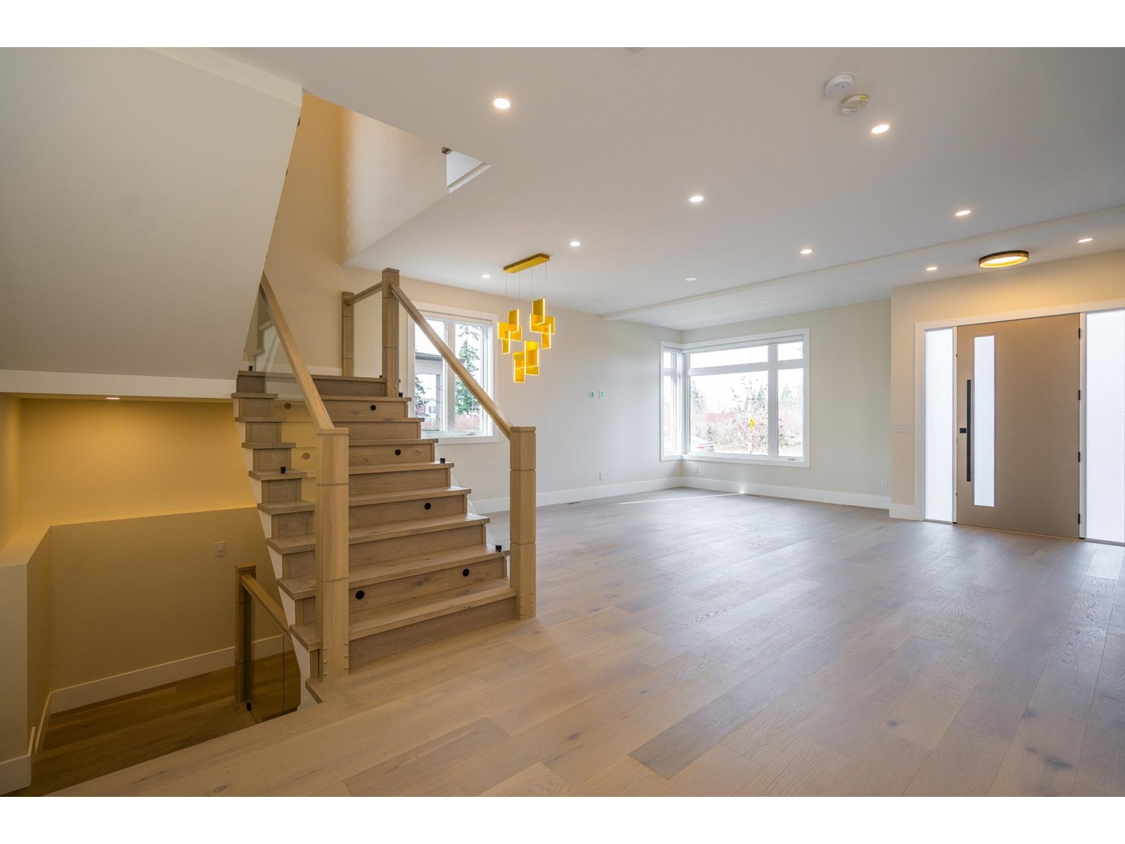 16548 22 Avenue Property Photo 9
