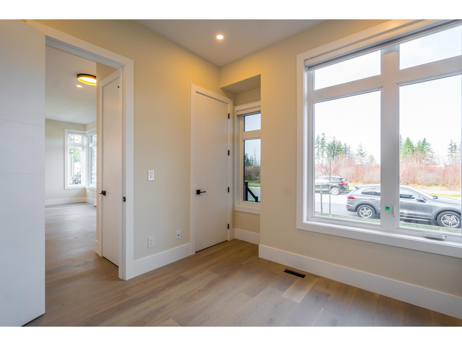 16548 22 Avenue Property Photo 11