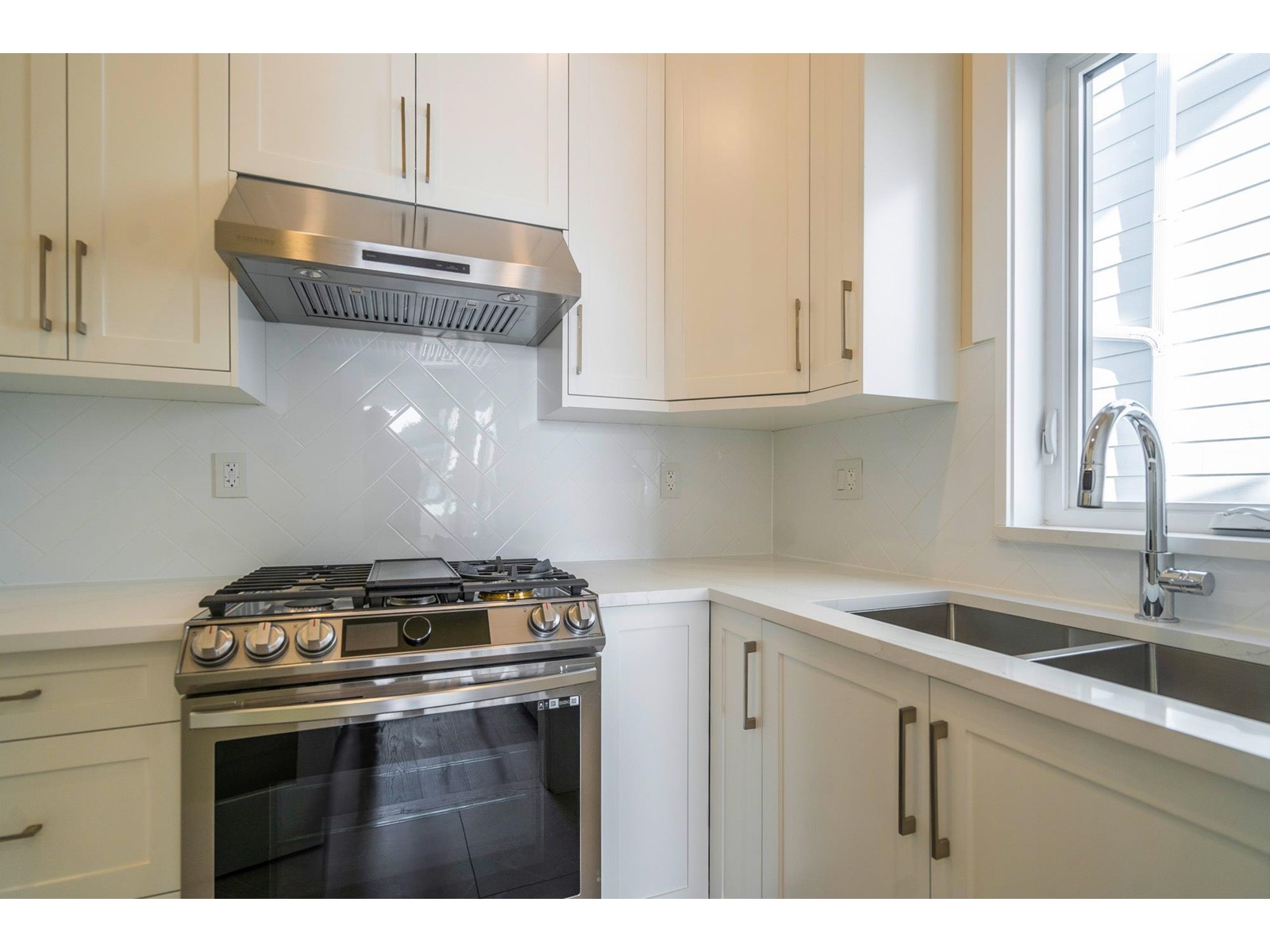 16548 22 Avenue Property Photo 13