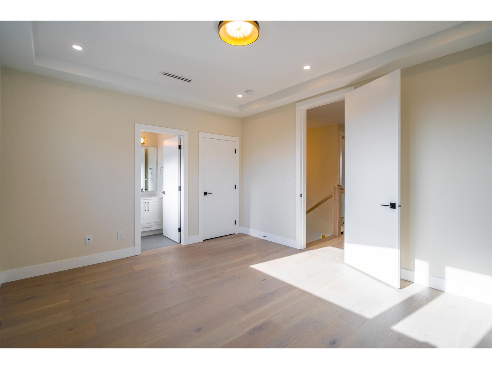 16548 22 Avenue Property Photo 17
