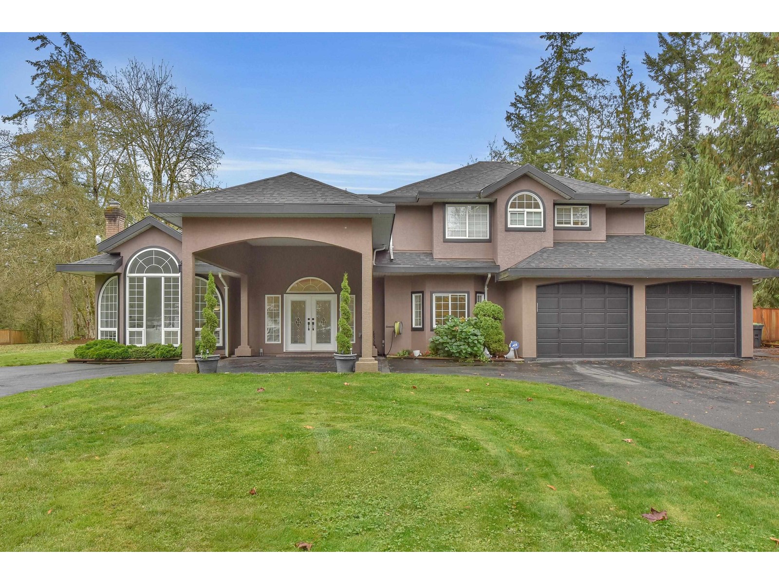 20054 FERNRIDGE CRESCENT Property Photo 1