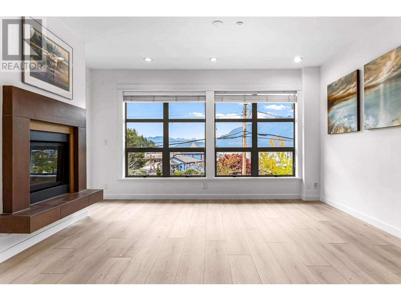 201 6688 Royal Avenue Property Photo 1