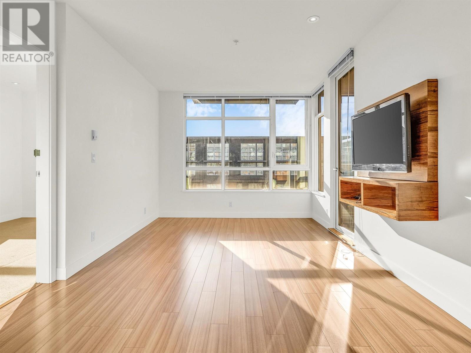 301 9150 University High Street Property Photo 2