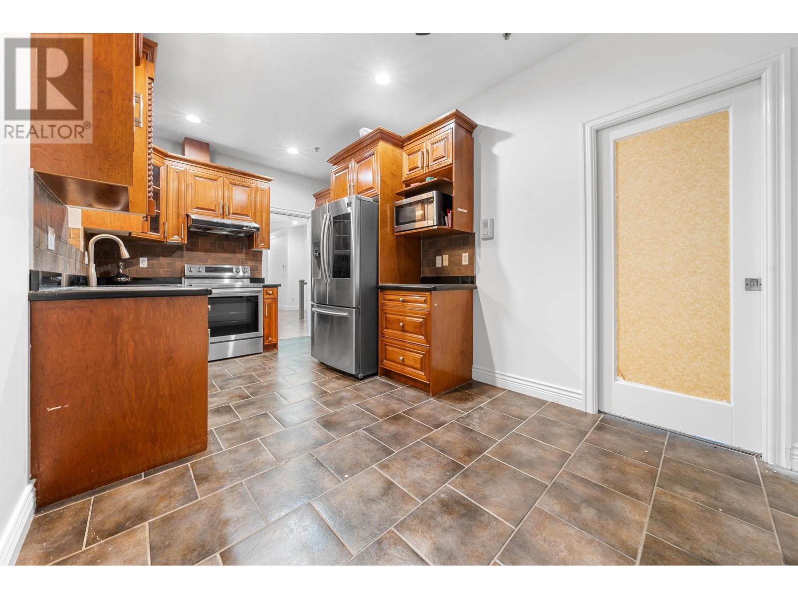 636 E 51st Avenue Property Photo 15