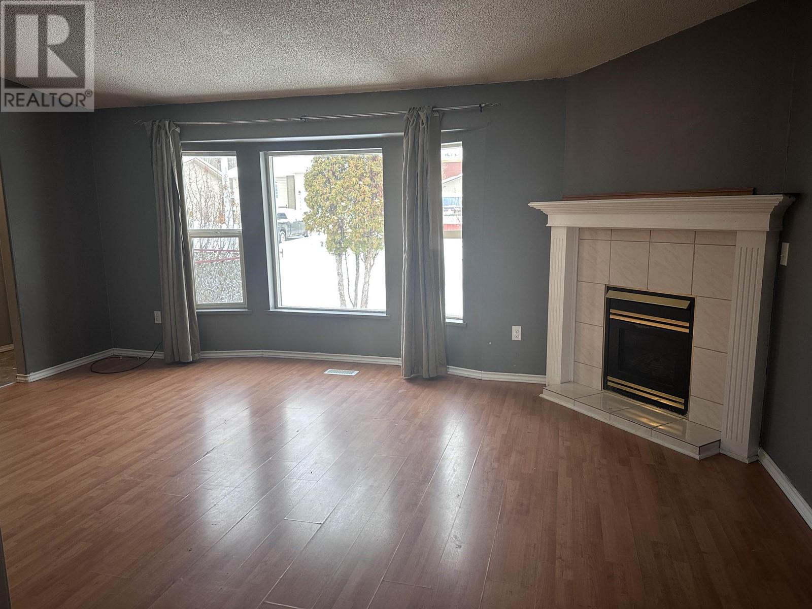 5217 45 Street Property Photo 2