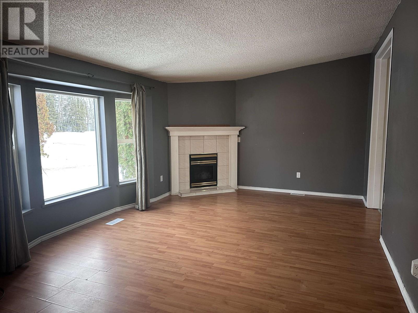 5217 45 Street Property Photo 3