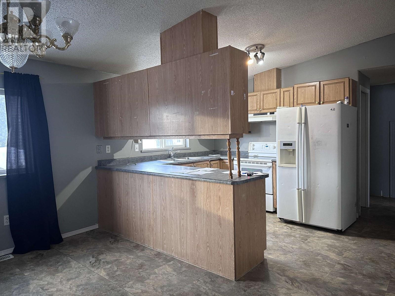 5217 45 Street Property Photo 4