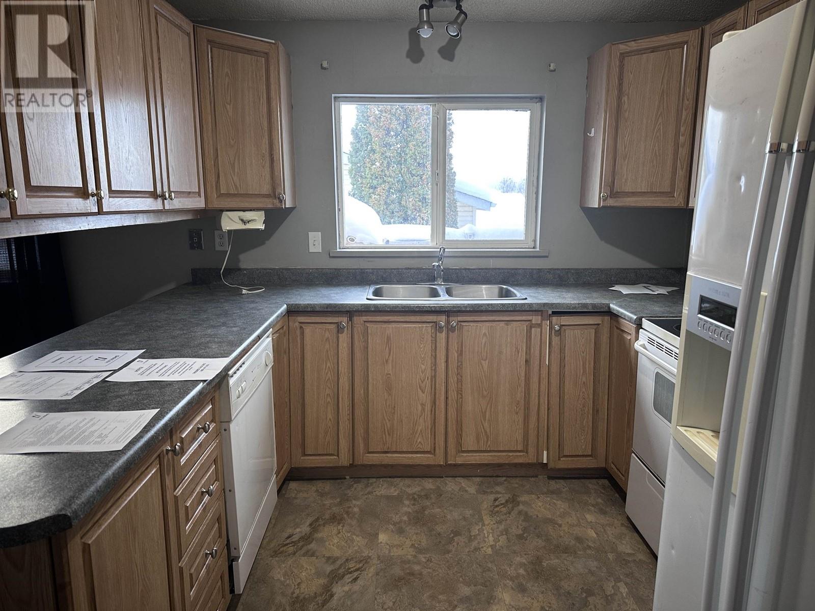 5217 45 Street Property Photo 5