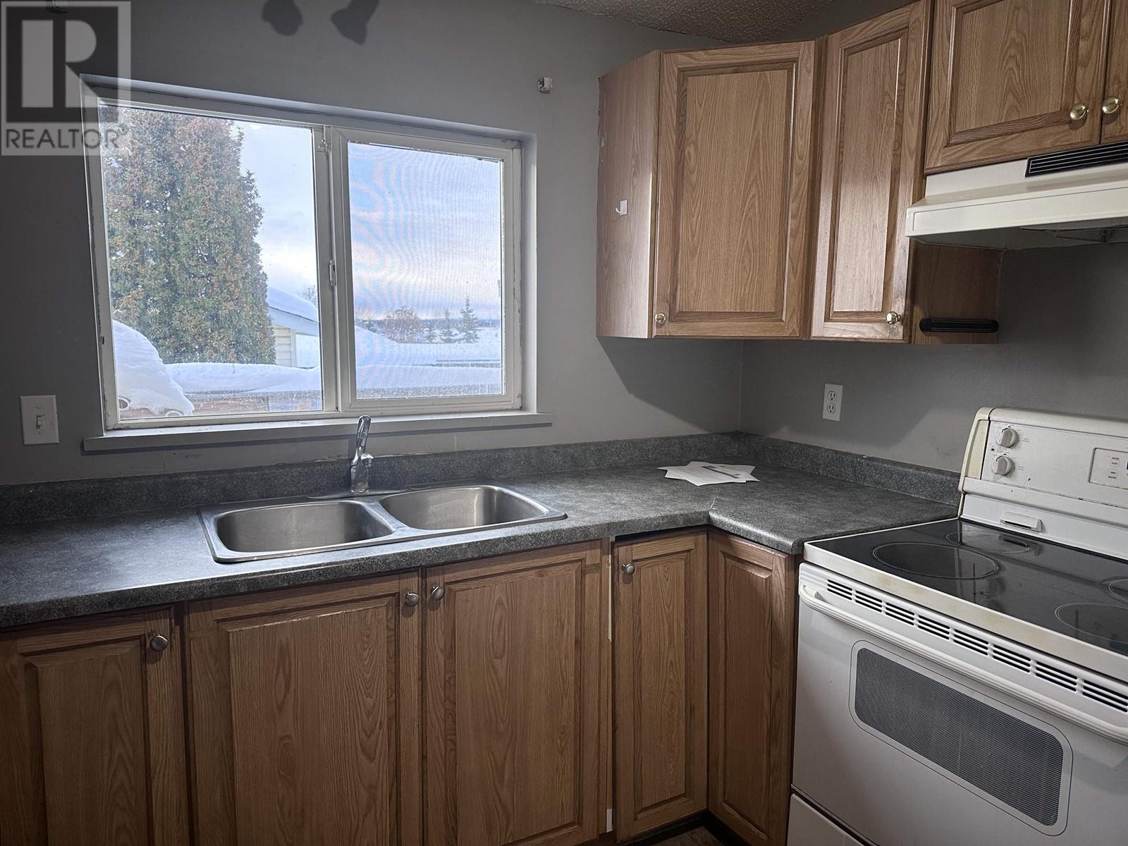 5217 45 Street Property Photo 7