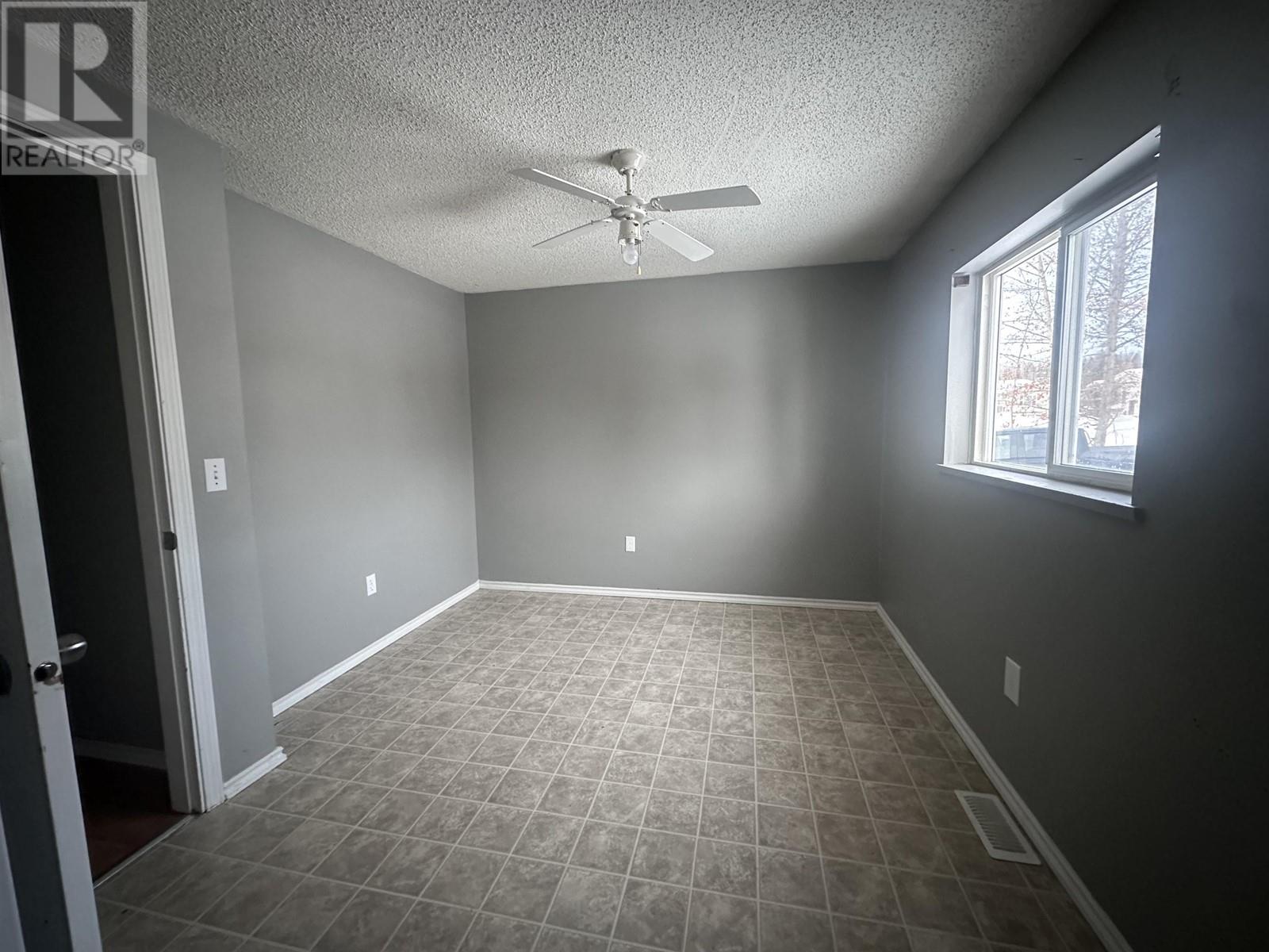 5217 45 Street Property Photo 11