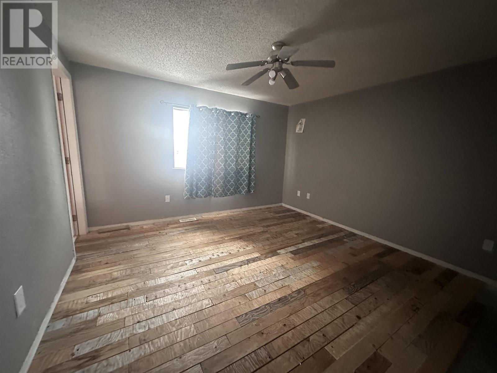 5217 45 Street Property Photo 13
