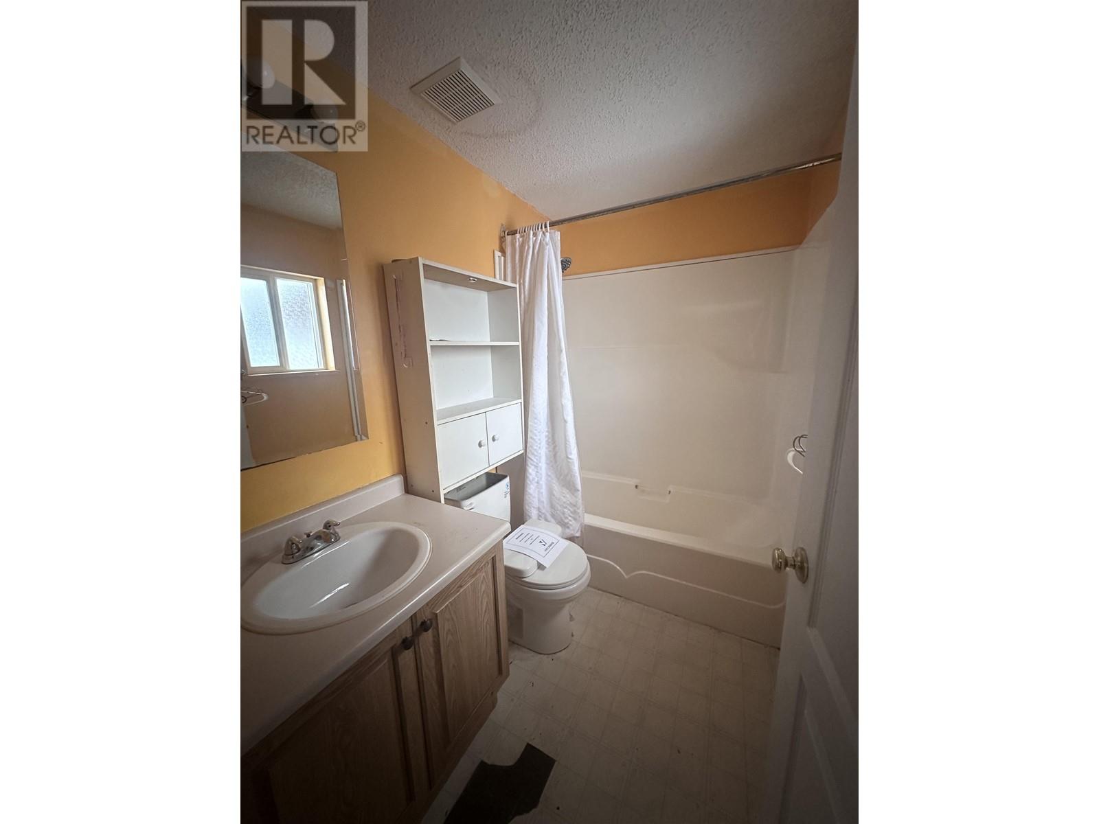 5217 45 Street Property Photo 15