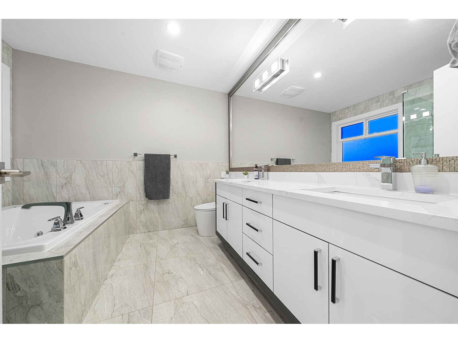 8909 128 Street Property Photo 30