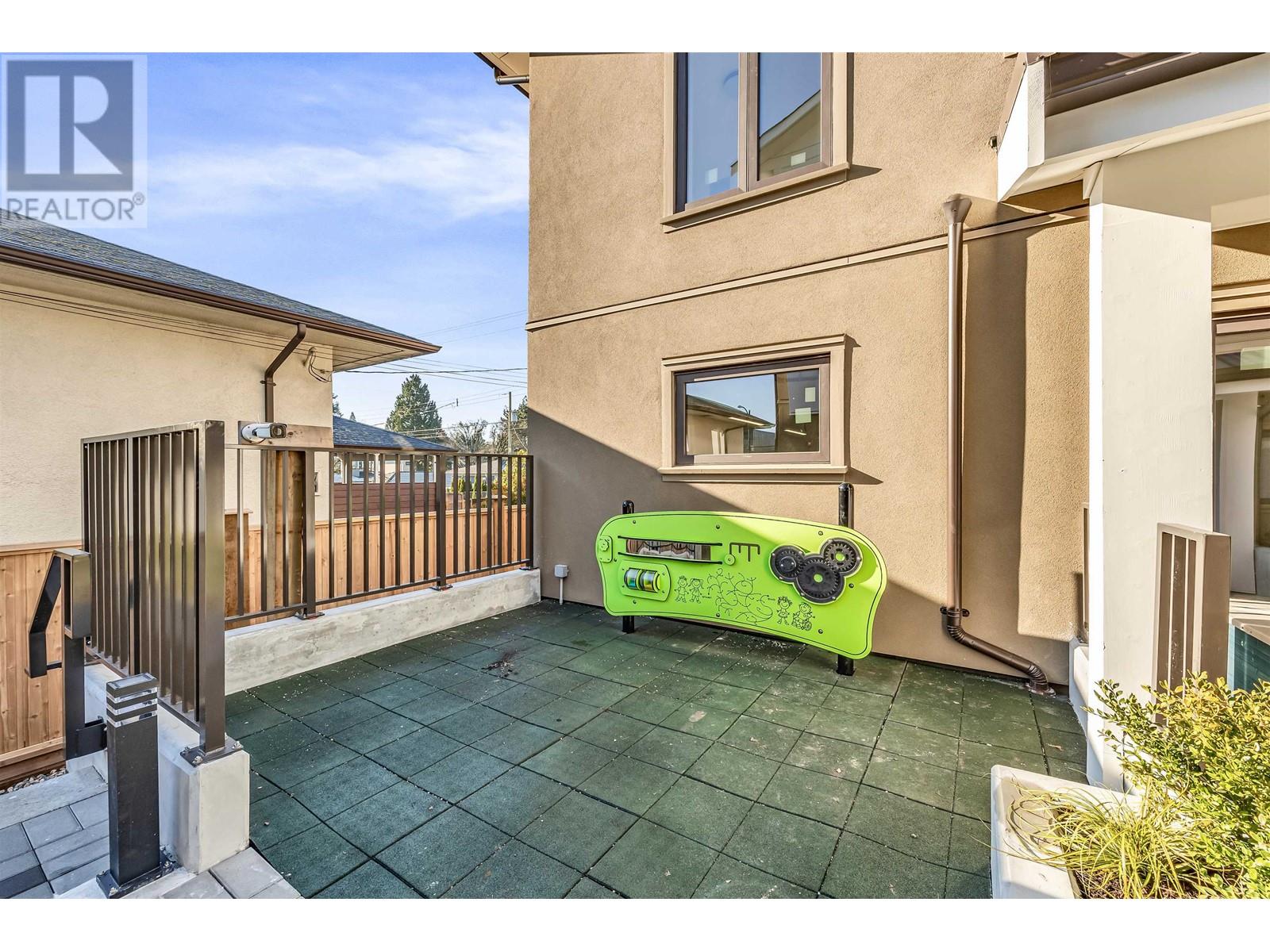 6809 Oak Street Property Photo 3