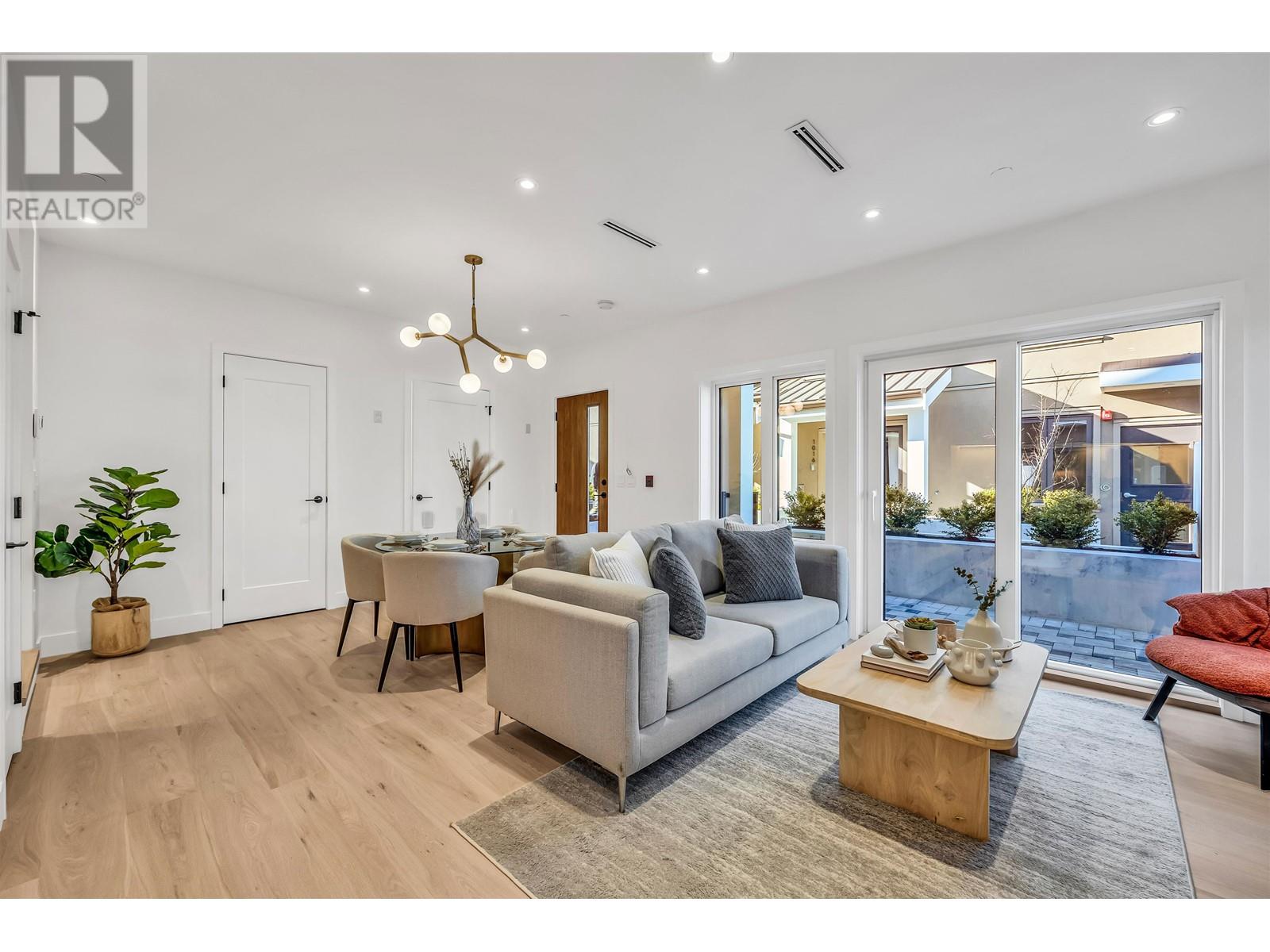 6809 Oak Street Property Photo 4