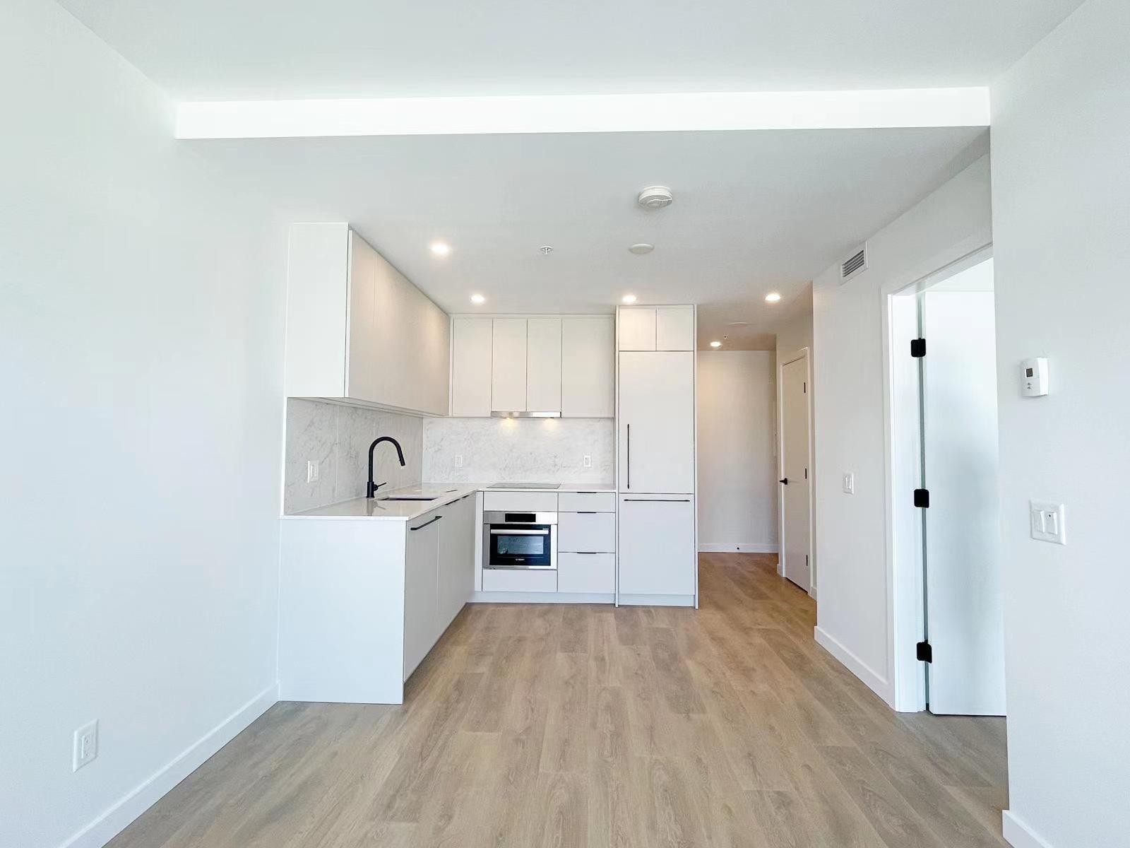 2212 13685 102 Avenue Property Photo 2