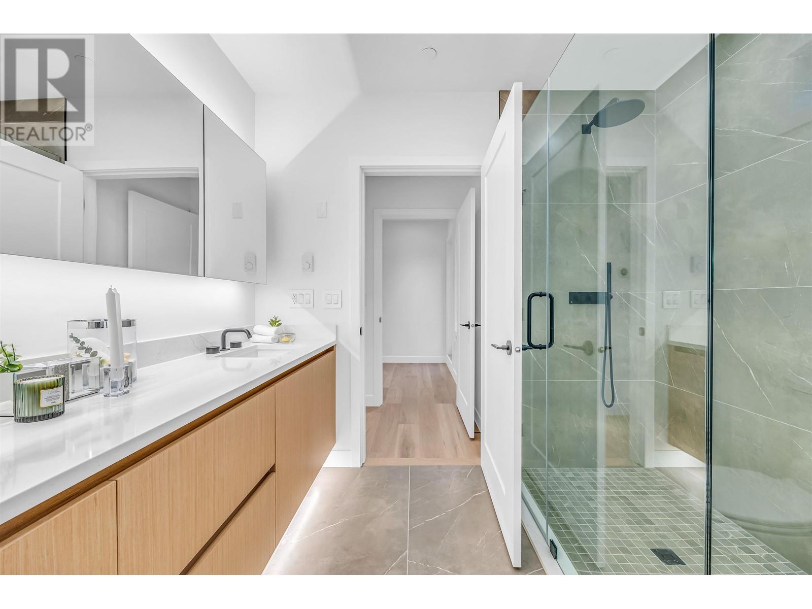 1016 W 52nd Avenue Property Photo 18