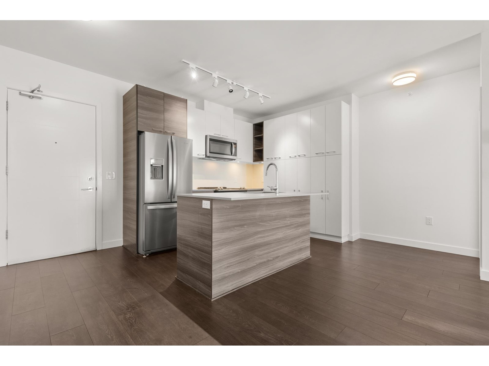606 10581 140th Street Property Photo 3