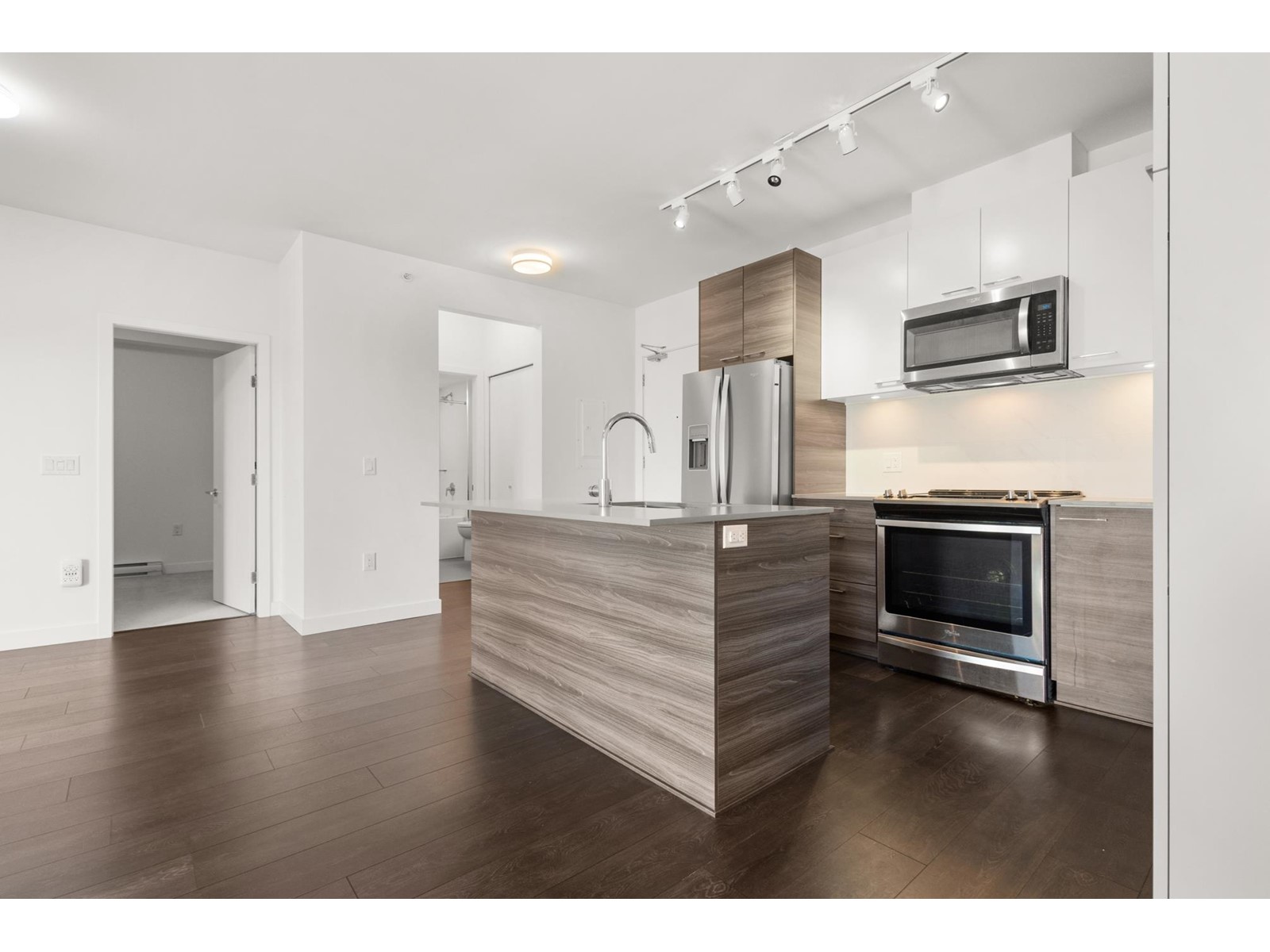 606 10581 140th Street Property Photo 4