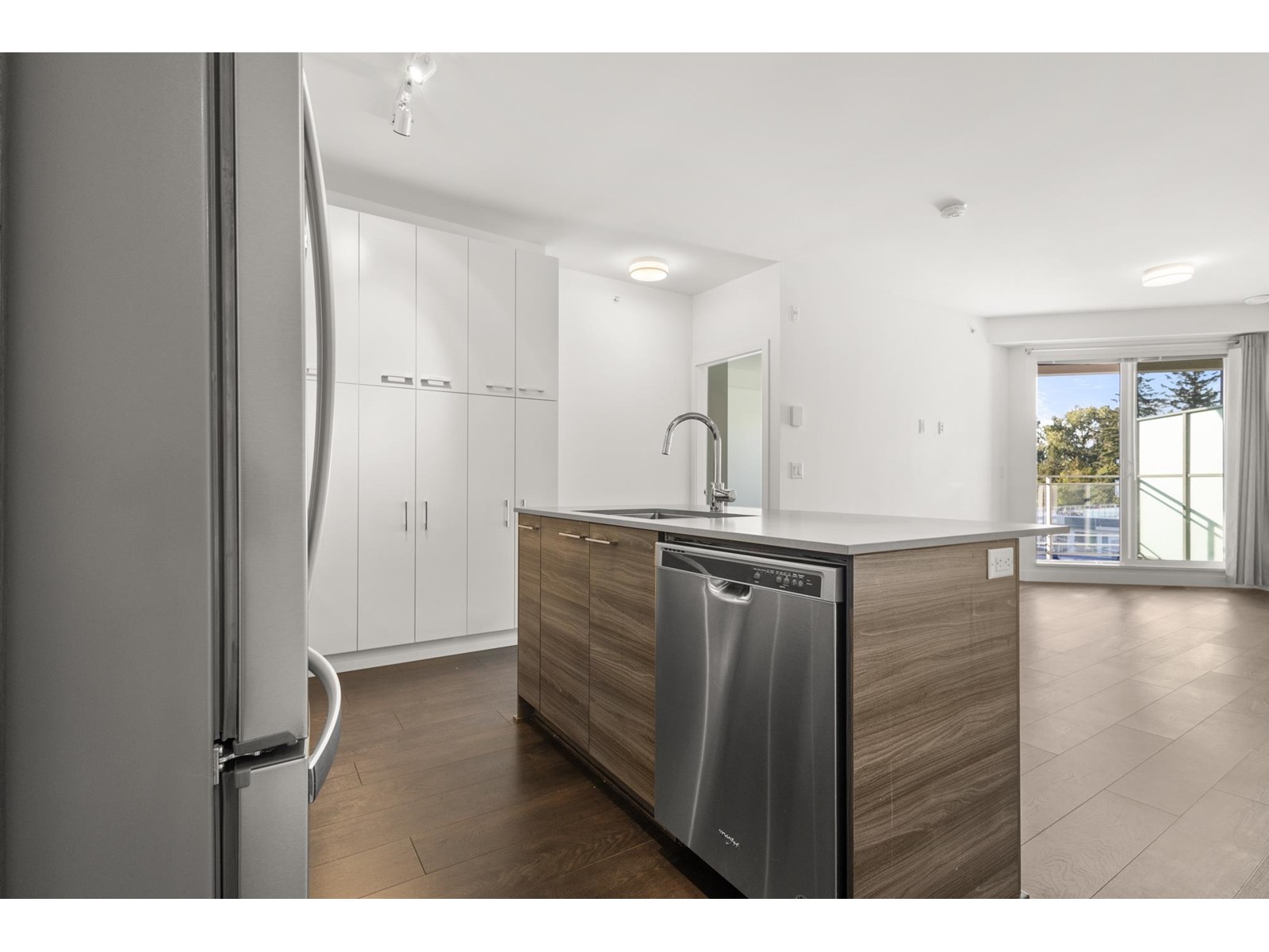 606 10581 140th Street Property Photo 5