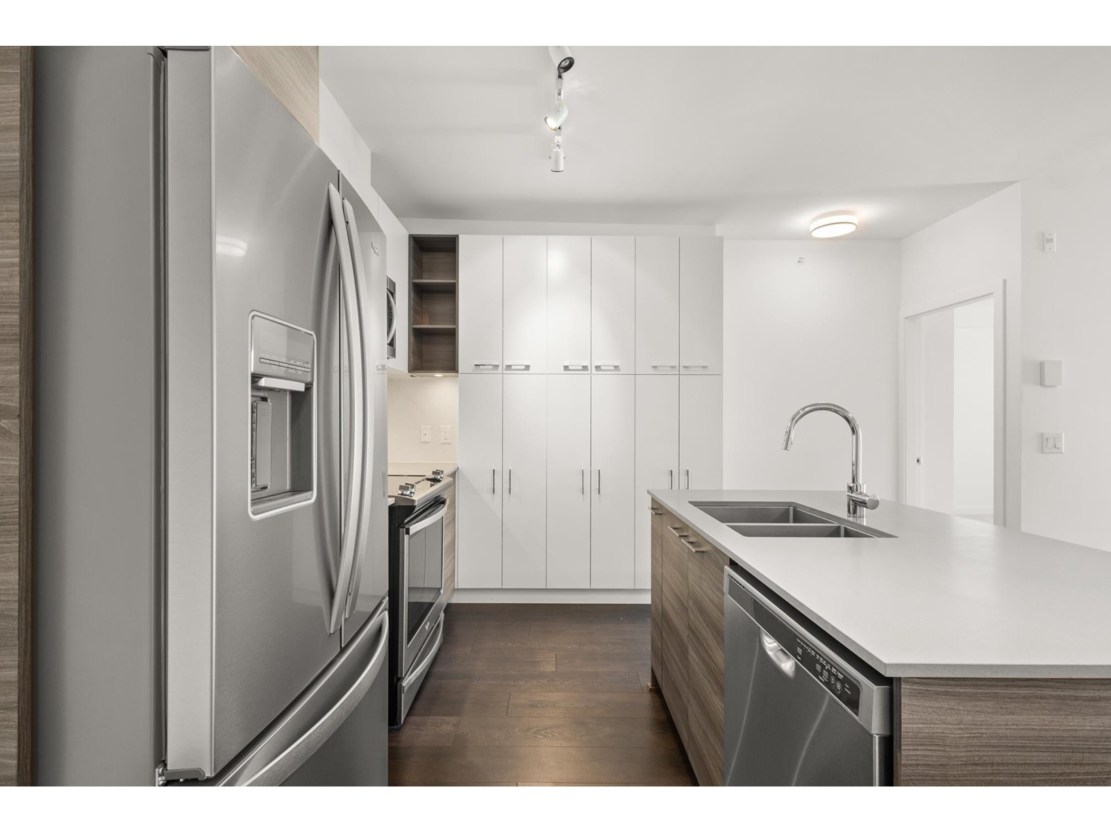 606 10581 140th Street Property Photo 6