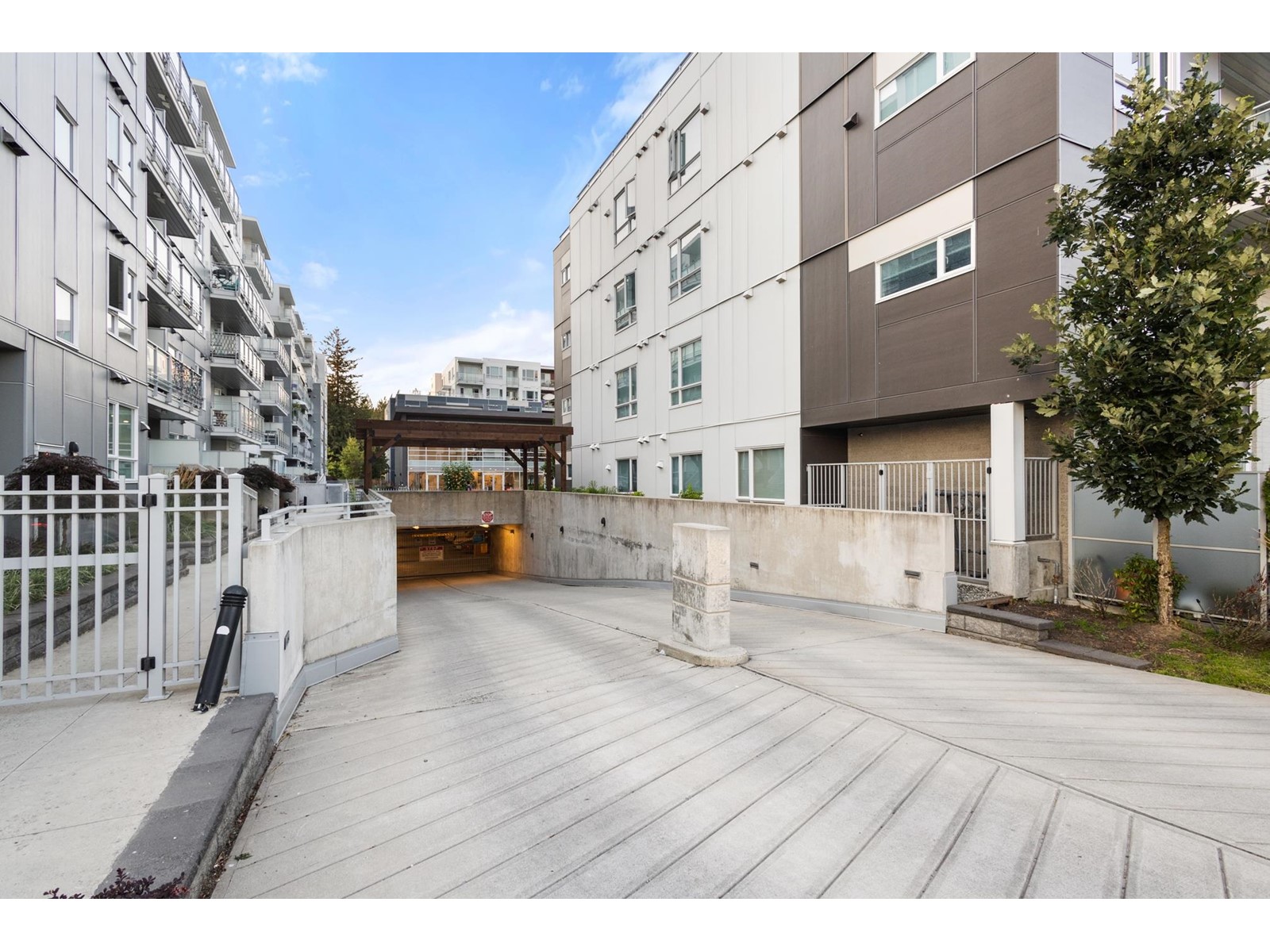 606 10581 140th Street Property Photo 40