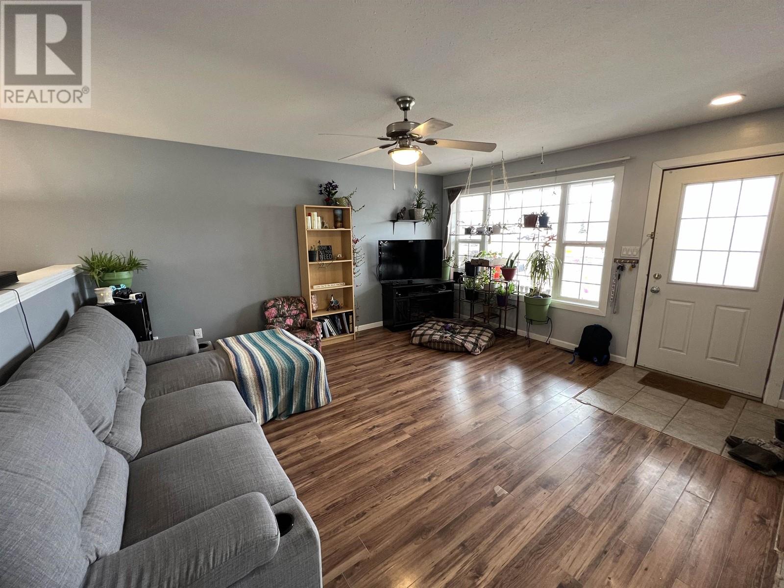 5012 46 Street Property Photo 3