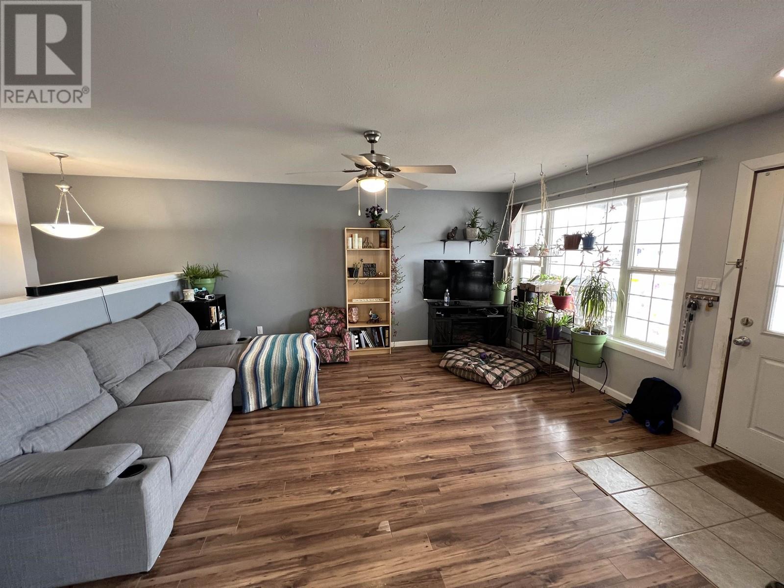 5012 46 Street Property Photo 4