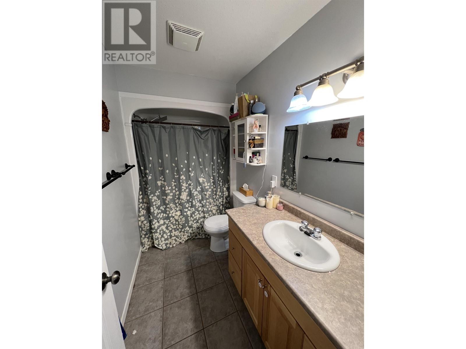 5012 46 Street Property Photo 12
