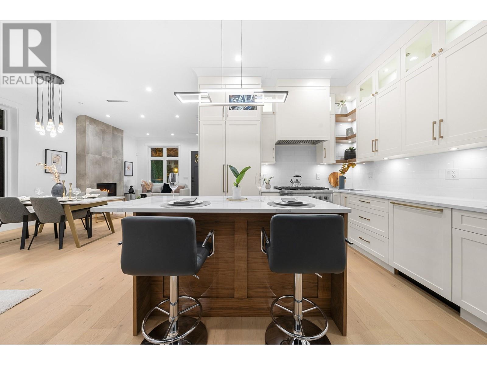 4990 Sherbrooke Street Property Photo 13