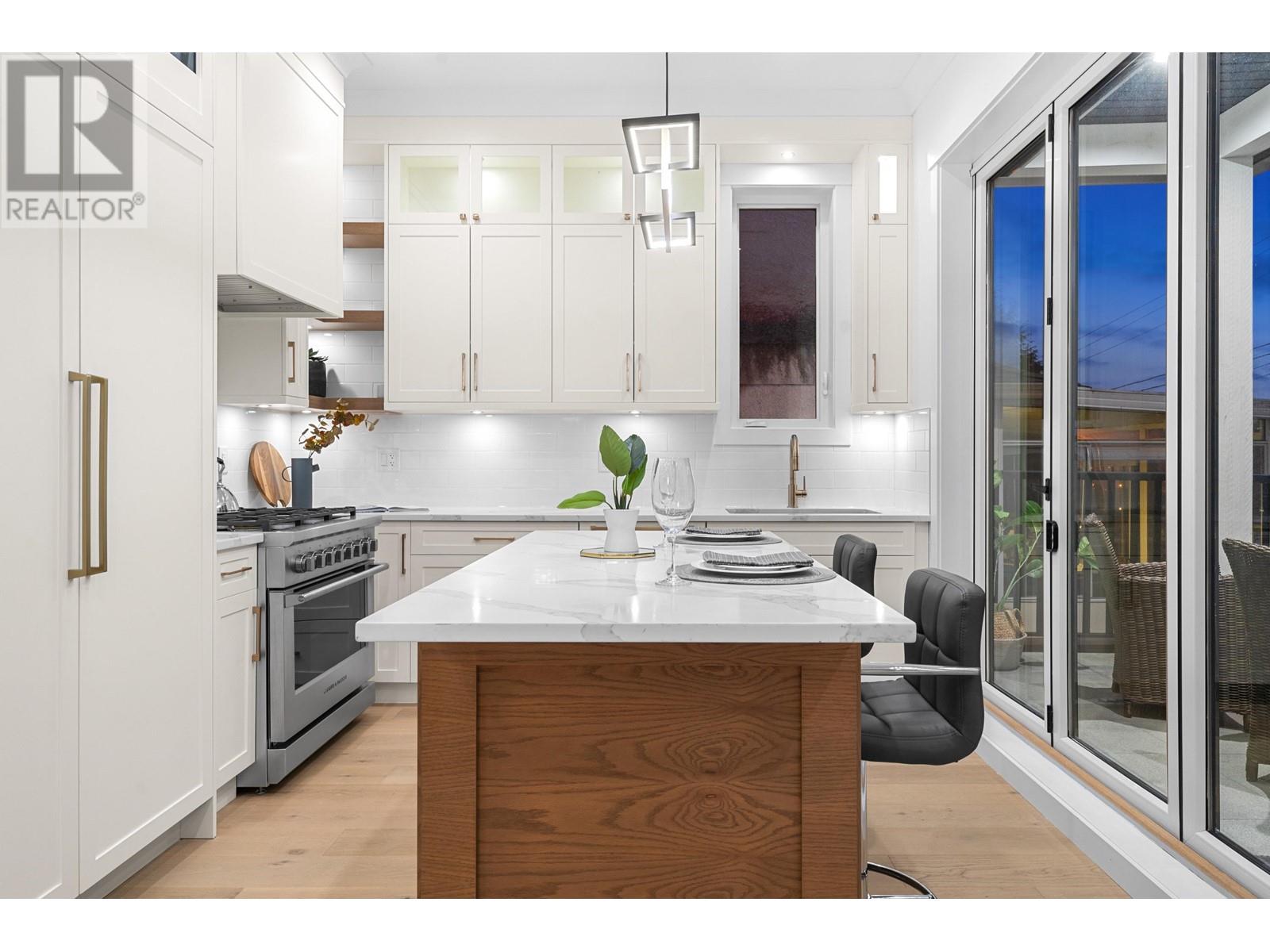 4990 Sherbrooke Street Property Photo 14