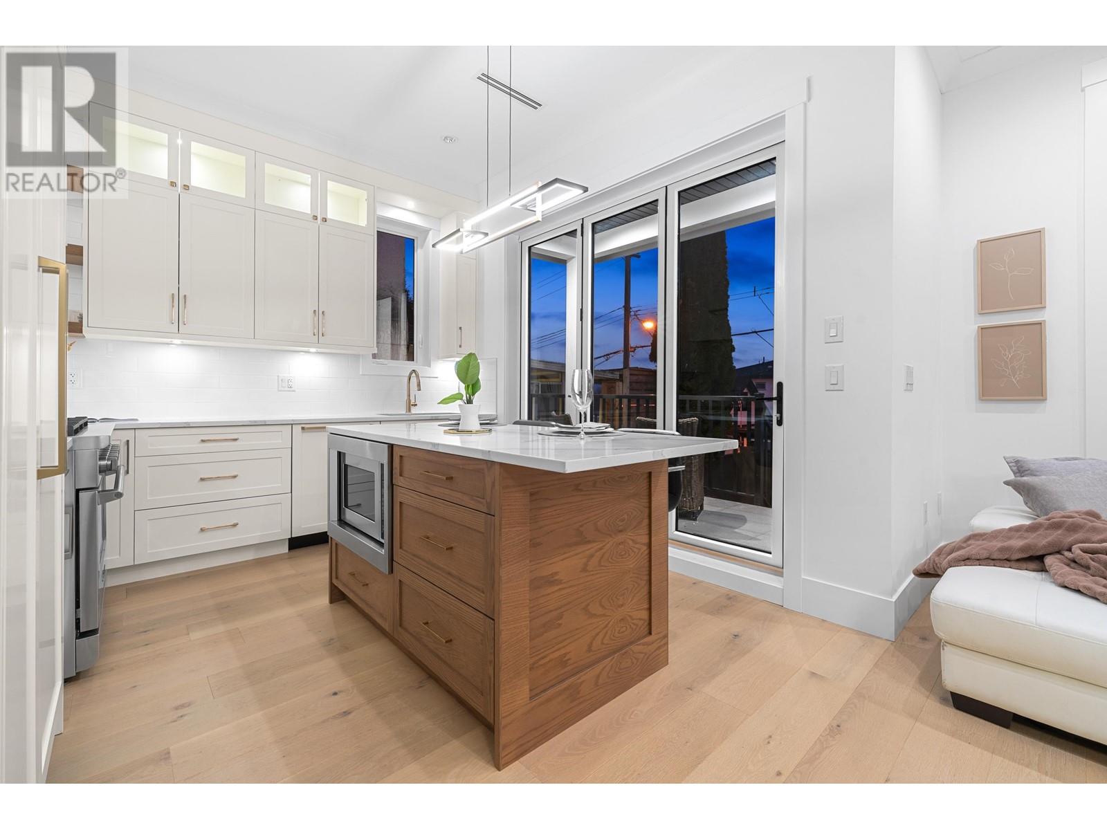 4990 Sherbrooke Street Property Photo 15