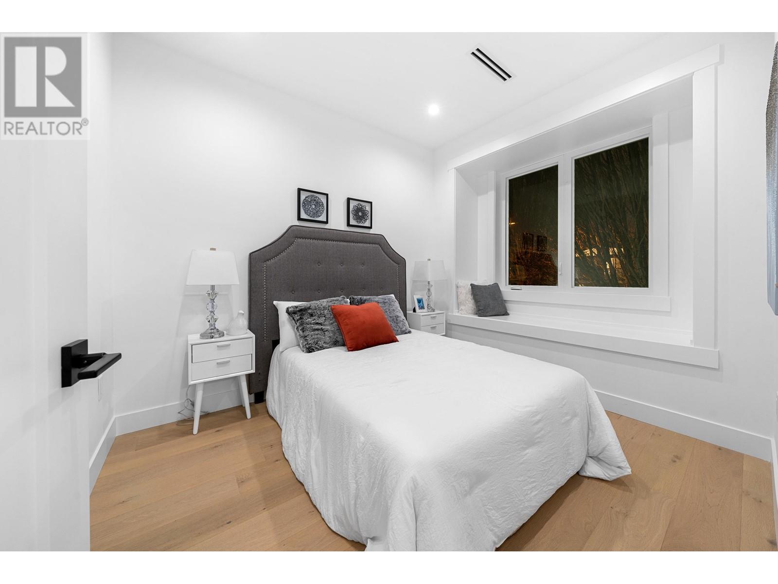 4990 Sherbrooke Street Property Photo 24