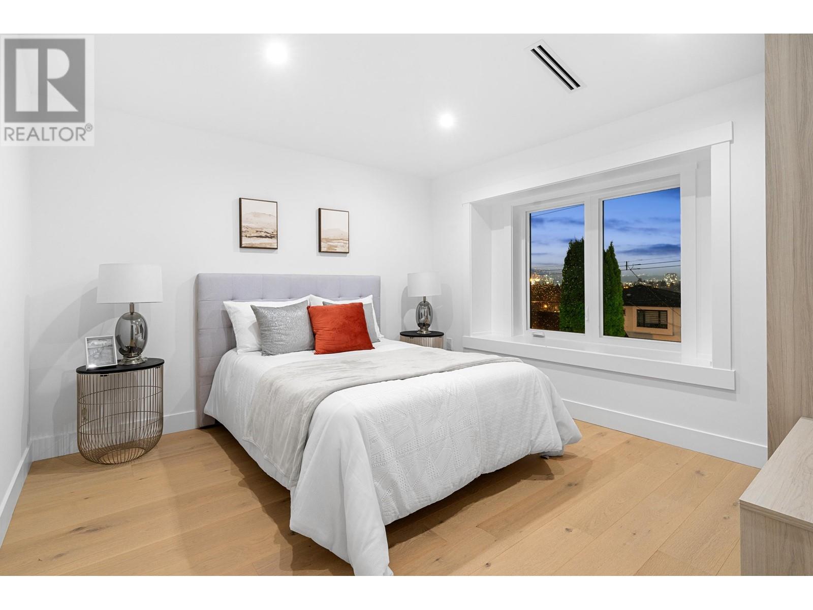4990 Sherbrooke Street Property Photo 25