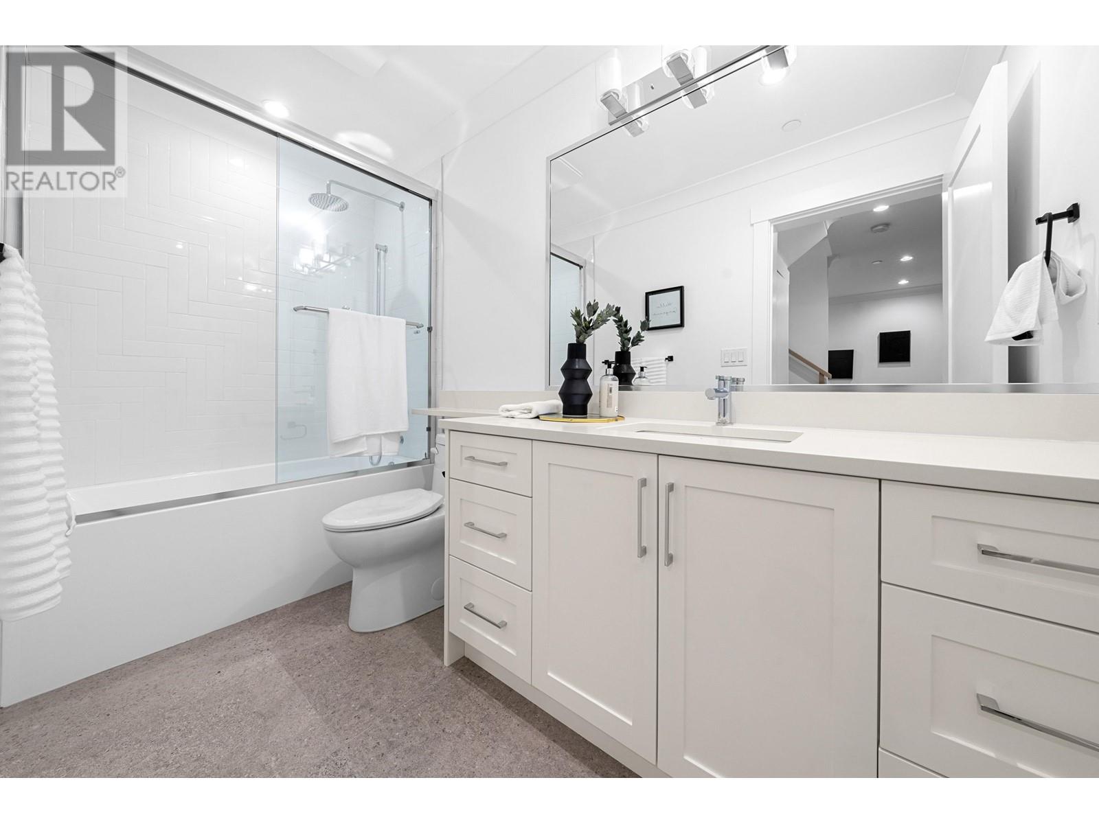 4990 Sherbrooke Street Property Photo 27