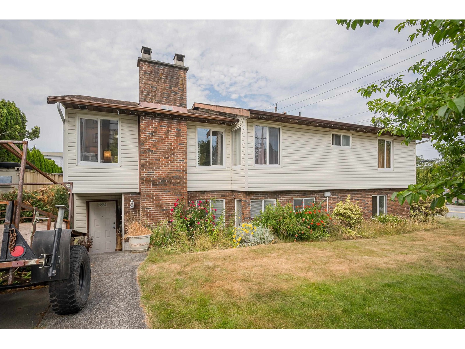 15589 17 Avenue Property Photo 1