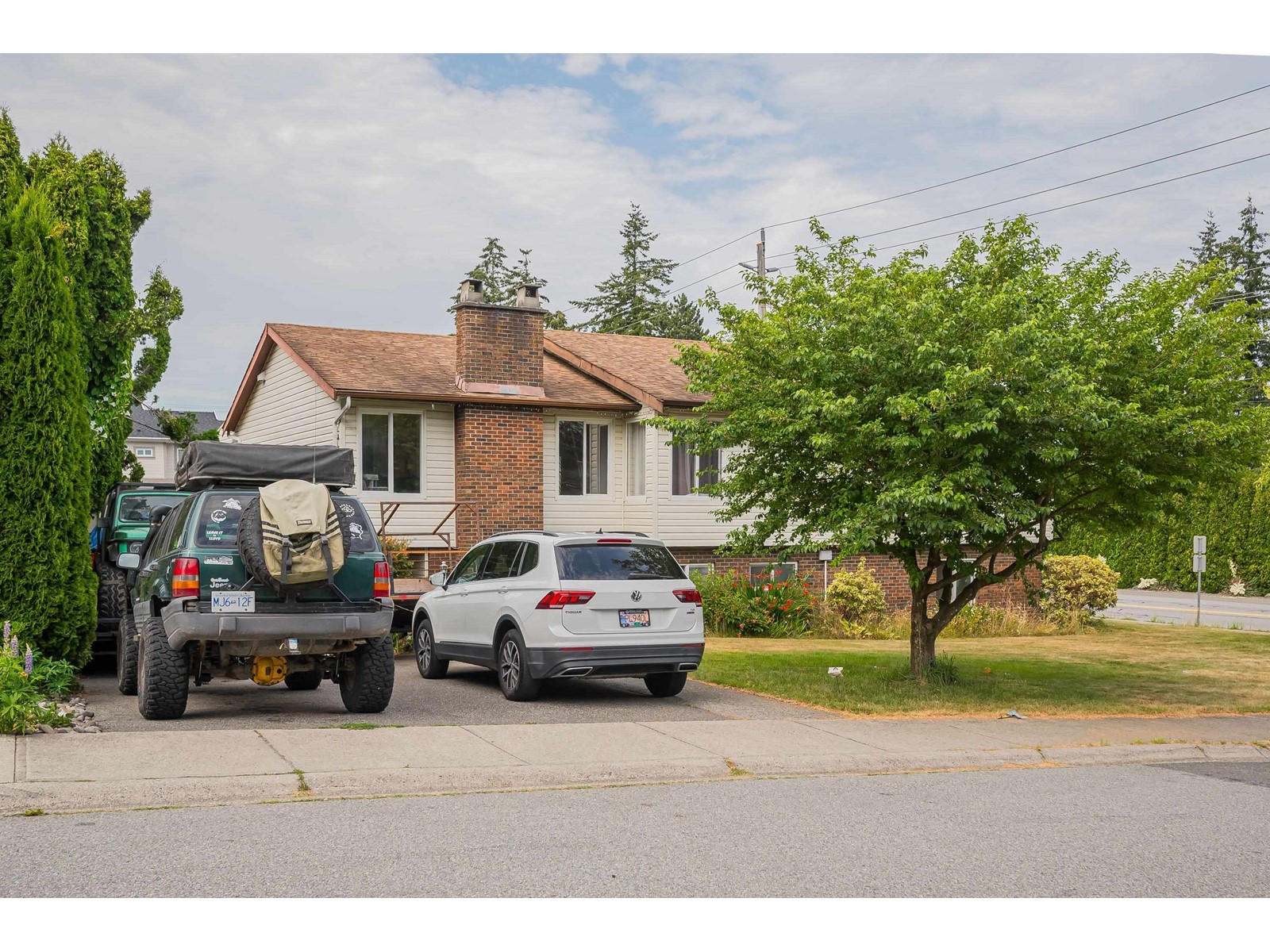 15589 17 Avenue Property Photo 2